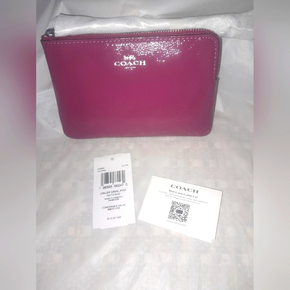New Coach Wristlet In Pink/ Pantent Leather (🌺New With Tags)